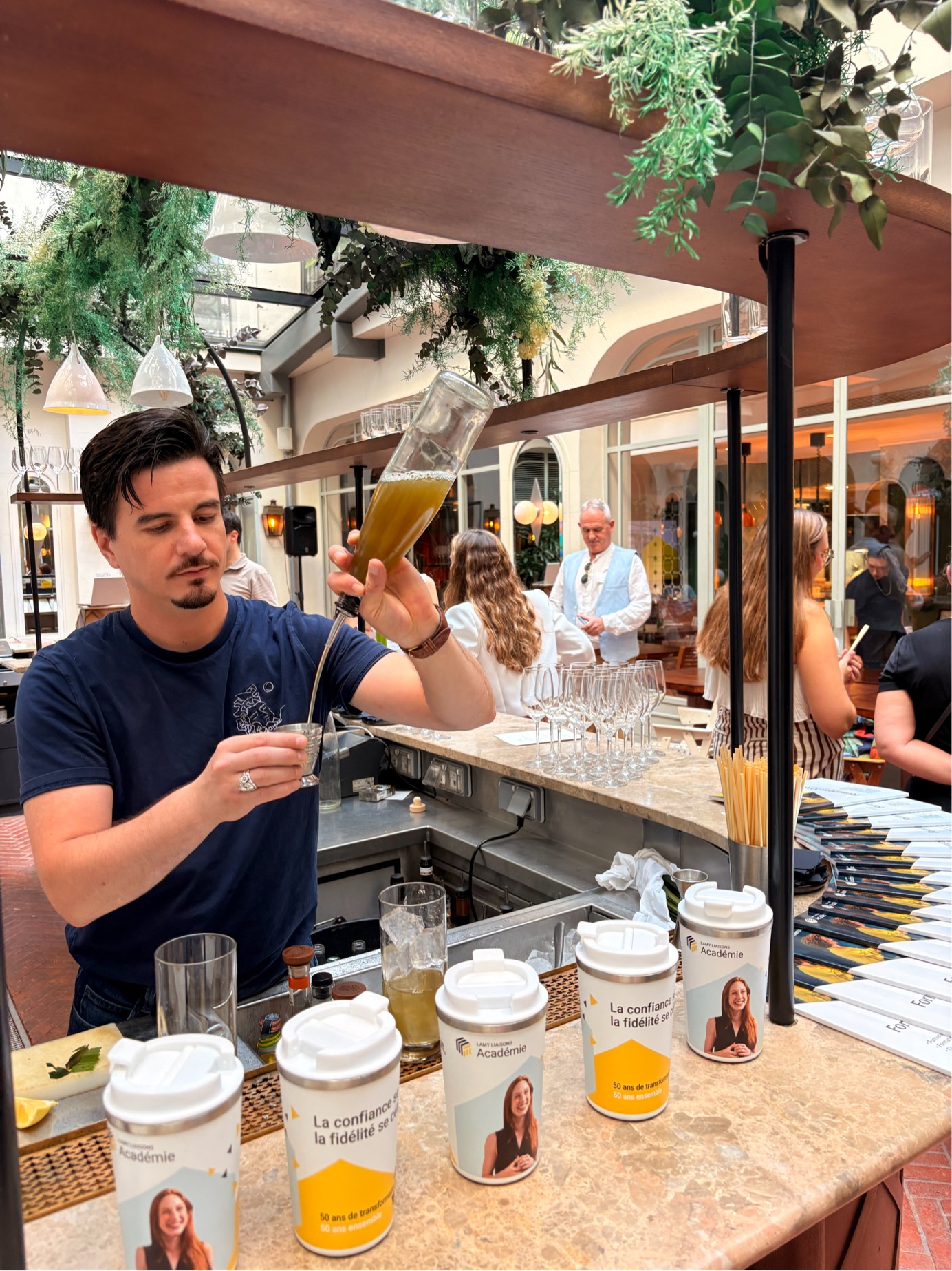 Moment convivial au bar lors de l'événement des 50 ans